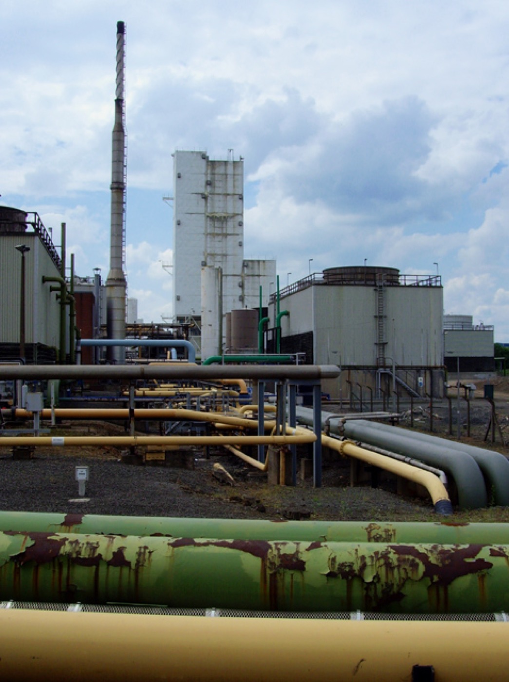 Industrial gas plant with pipes and processing units